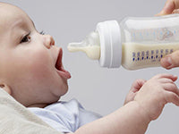 Introducing your breastfed baby to the bottle or cup